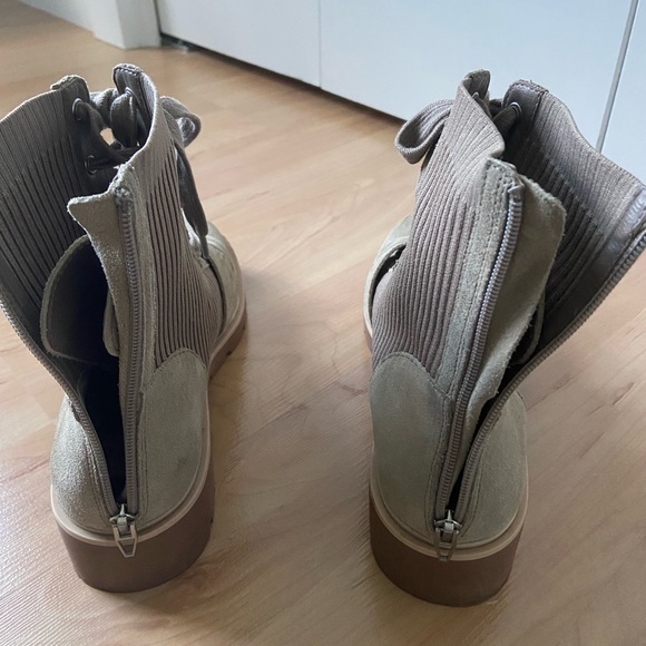 Light Tan Lug Boots - Picture 5 of 6